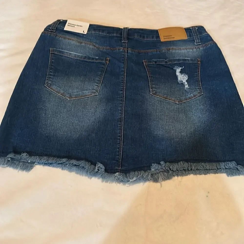 Love Tree Blue Denim Mini Skirt Size Large Distressed Fringe Hem 5 Pockets New - Picture 5 of 9
